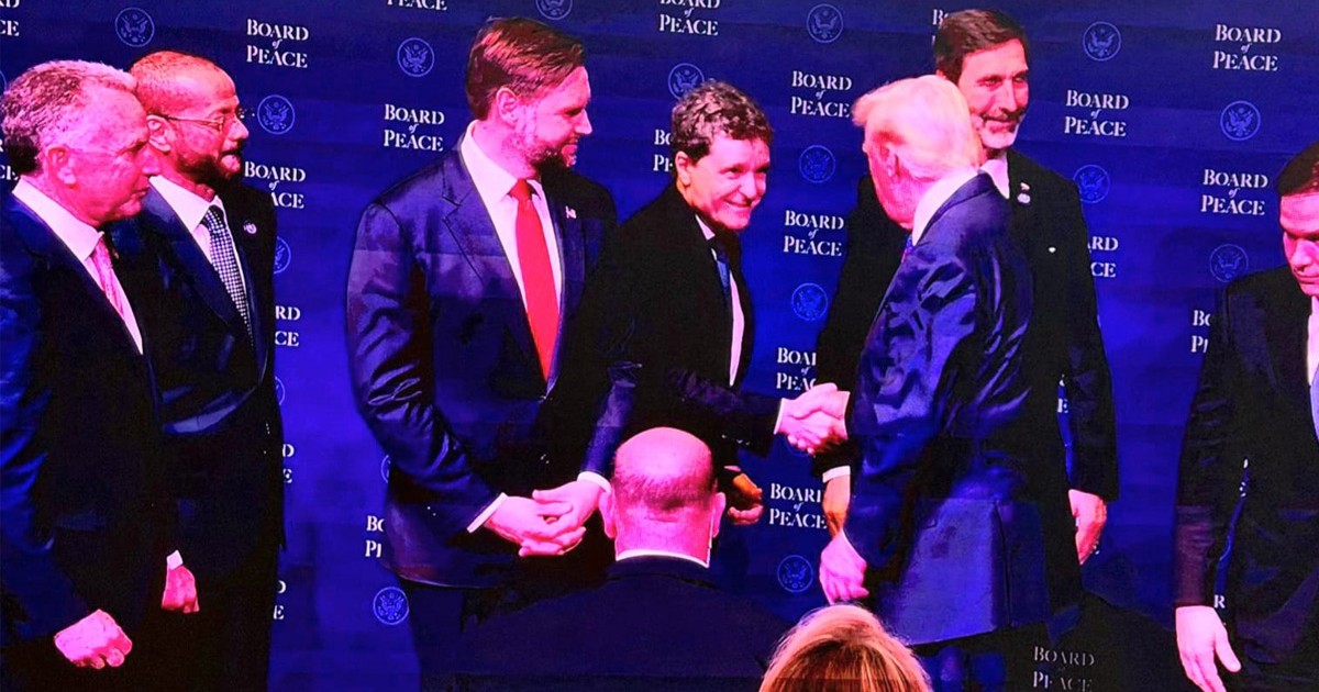 Nicușor Dan este salutat de președintele Donald Trump la Consiul de Pace de la Washington, 19 februarie 2026. Foto: presidency.ro