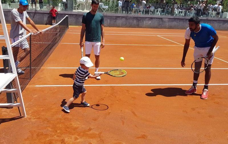 Stefan Djokovic s-a apucat de tenis la nici 3 ani. Fiul lui ”Nole” dă tare și precis cu racheta