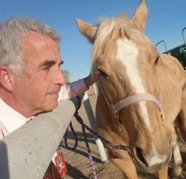 Alături de una dintre pasiunile sale, caii