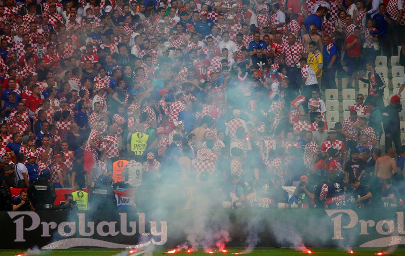 Euro 2016. Croația a luat o amendă uriașă, după ce fanii au făcut spectacol pirotehnic contra Cehiei