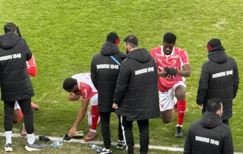 Dinamoviștii au îngenuncheat la marginea terenului în minutul 10 al meciului cu FC Argeș. Ce este pauza de Ramadan