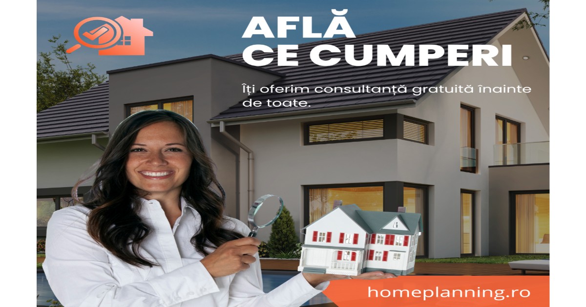 Femeie bruneta in camasa alba tine in mana o casa de jucarie. Sta in fata unei vile reale