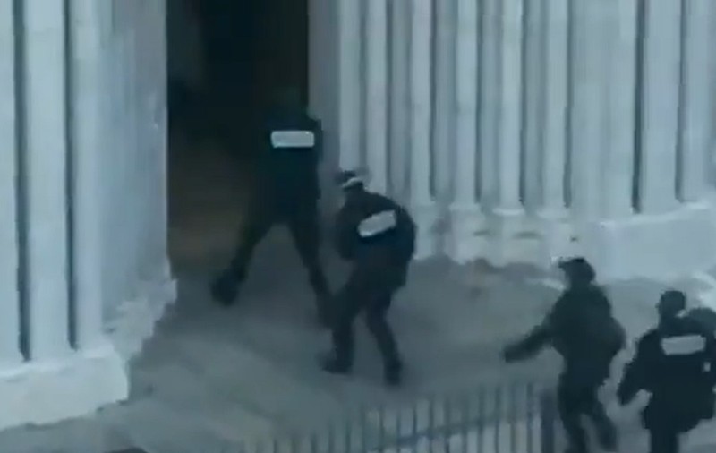 VIDEO | Momentul în care poliția dă buzna în catedrala din Nisa unde a fost decapitat un bărbat