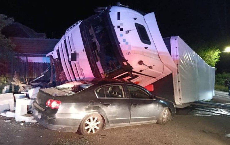 Un TIR plin cu băuturi energizante s-a răsturnat și a strivit o mașină parcată pe DN 7, în Vâlcea