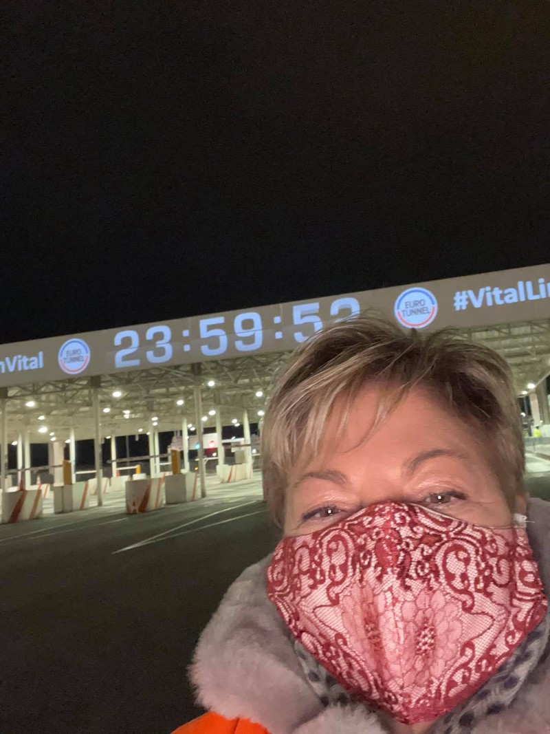 Natacha Bouchart, primarul din Calais, cu câteva secunde înainte să-i de undă verde spre Marea Britanie camionagiului român. Foto: Facebook / Natacha Bouchart