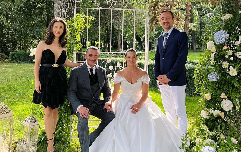 Cătălina Ponor s-a căsătorit religios cu Bogdan Jianu. Mirele și-a făcut o apariție ca în filme, pe cal, iar mireasa în caleașcă