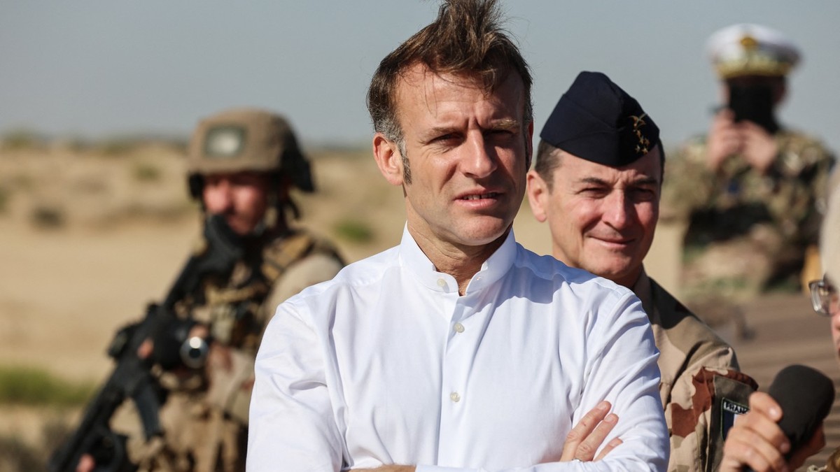 Emmanuel Macron, alături de soldați francezi, la baza militară Zayed Foto: Profimedia