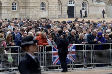 Oamenii au umplut străzile din Londra pestru a asista la ceremoniile funerare Foto: EPA