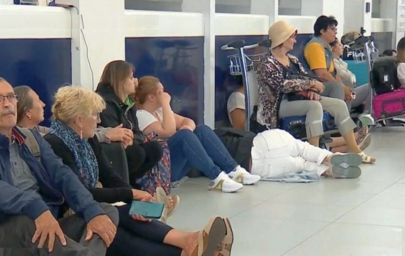 Călători ținuți 24 de ore în Aeroportul Otopeni. „Nu am dormit, nu am mâncat, nu am băut și nu am primit explicații”. Explicația CNAB