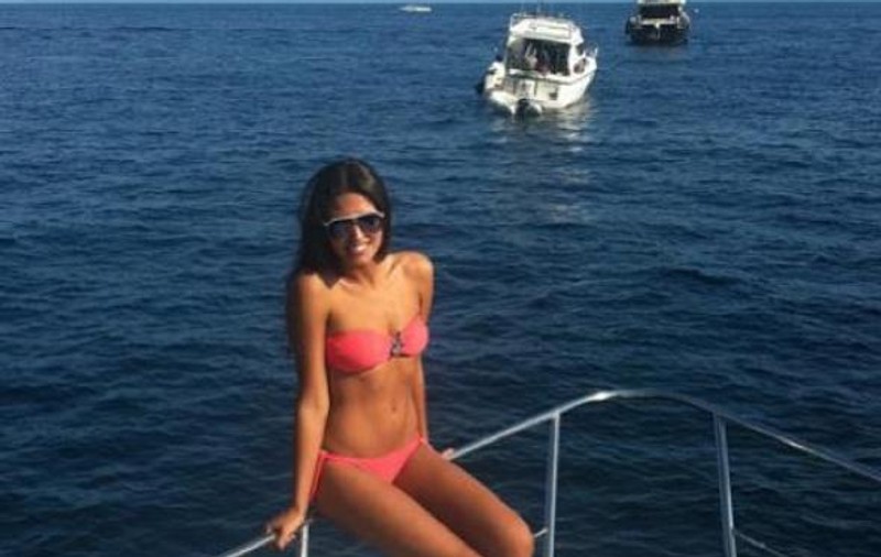 ANTONIA, mai lasă SHAORMA! Uite cum își etalează ȘUNCULIȚELE, într-un TRICOU MULT PREA SCURT! FOTO ÎN ARTICOL