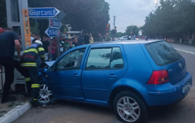 Accident tragic în Vaslui: un copil de 4 ani a murit lovit de forța airbagului după impact. Stătea pe scaunul din față, lângă tatăl său