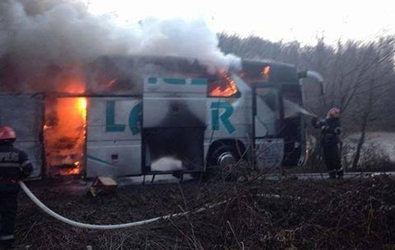 Autocar în flăcări la Reșita. Pompierii au intervenit de urgență
