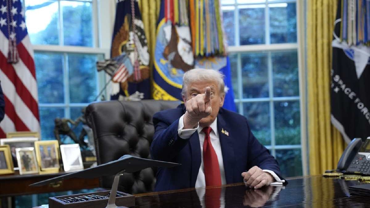 Donald Trump arată cu degetul în timp ce se află în biroul său de la Casa Albă