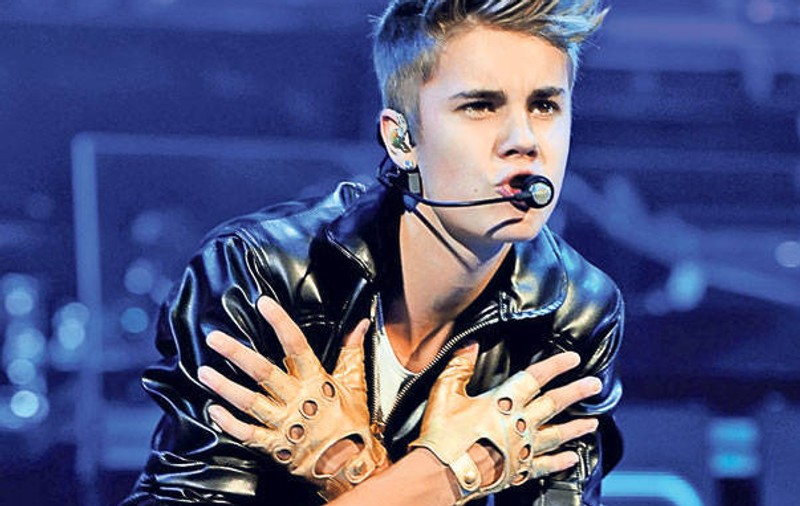 Justin Bieber, LOVIT LA UN CONCERT! Uite cum a reacţionat artistul | VIDEO