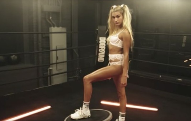 VIDEO | Mai îndrăznețe ca niciodată: modele celebre fac sport în lenjerie intimă