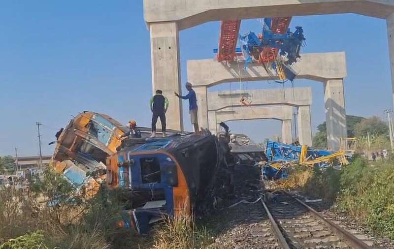 Cel puțin 22 de morți și peste 30 de răniți după ce o macara a căzut peste un tren plin cu călători, în Thailanda