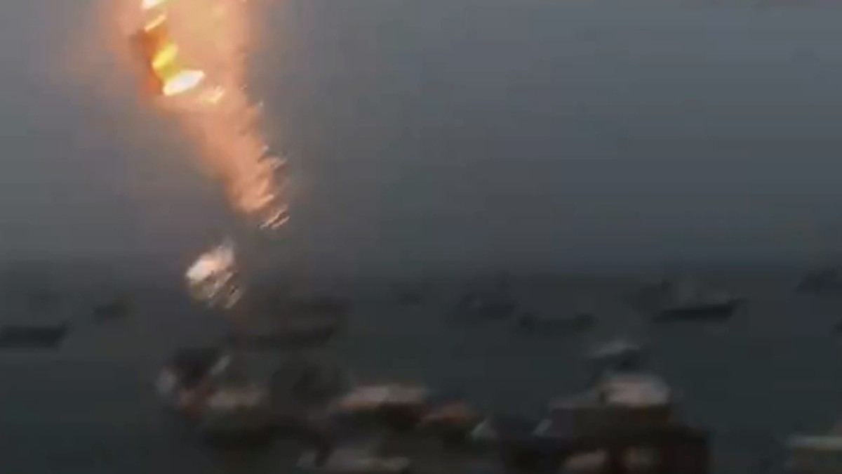 Un fulger a lovit o barcă! Imaginile incredibile au fost filmate de camerele de luat vederi din zonă