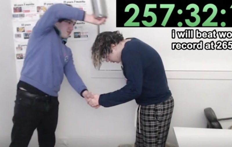 Un YouTuber a ajuns la spital, după ce a stat treaz 12 zile într-un stream live, în tentativa de a bate un record mondial care nu mai există
