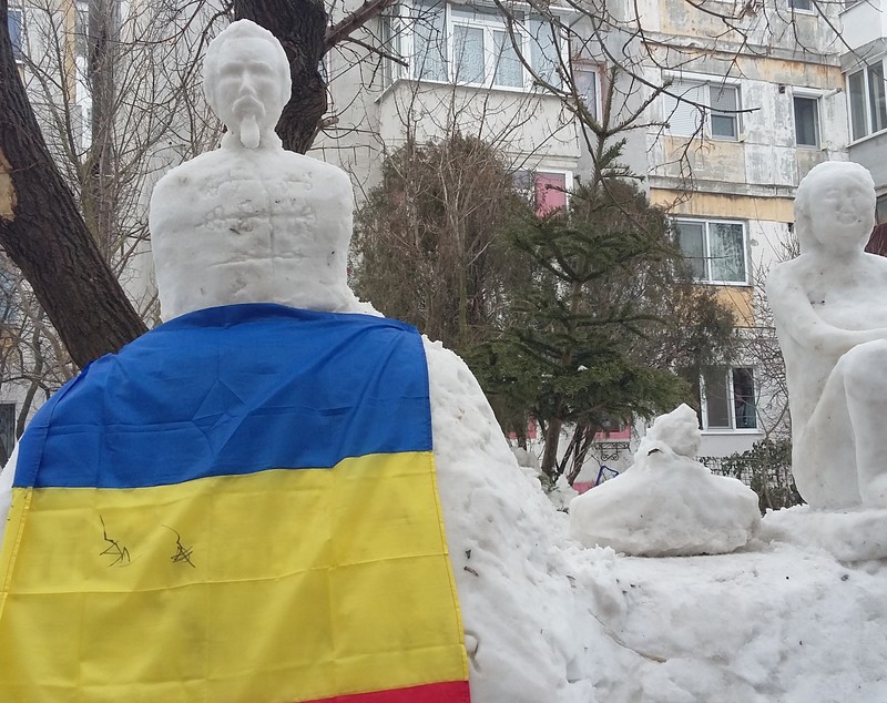 L-a sculptat pe Cuza, din zăpadă, în spatele blocului GALERIE FOTO