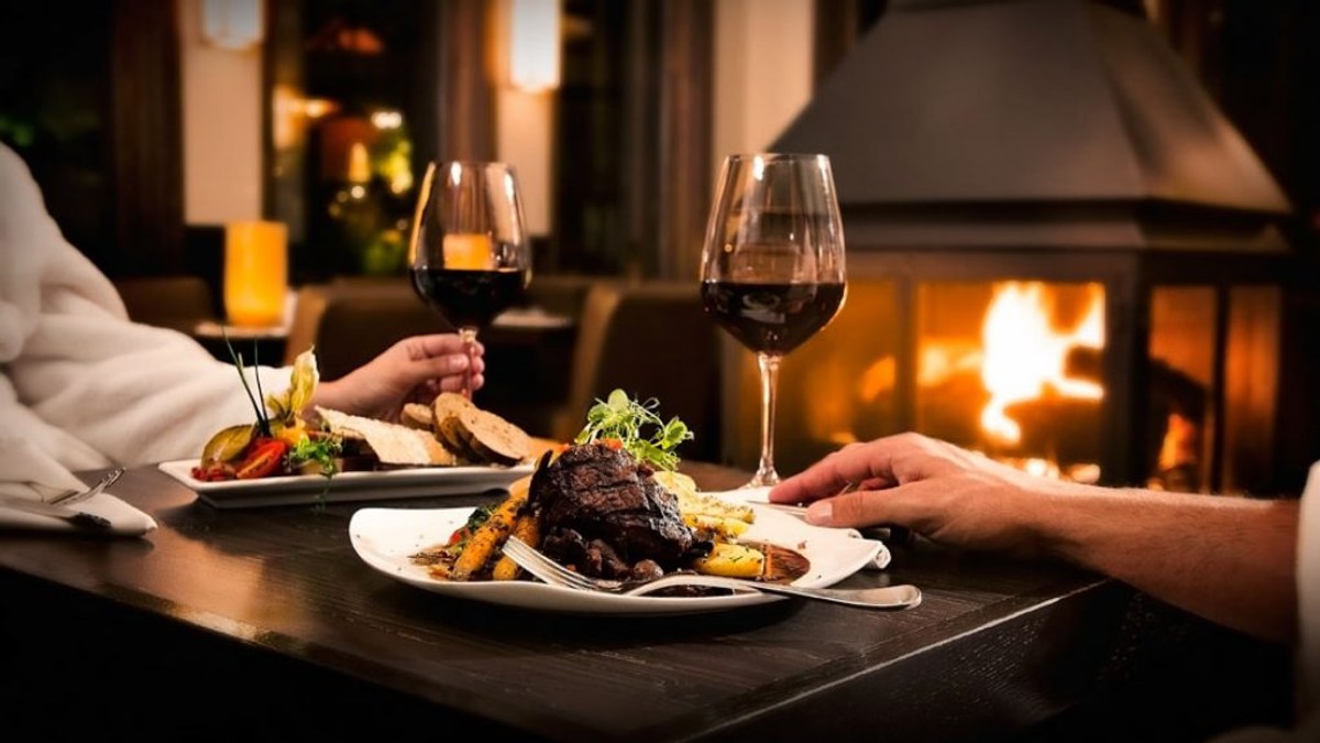 VIDEO Reguli în restaurante din Cluj-Napoca: consumație minimă de 300 de lei și timp limitat de stat la masă