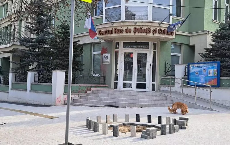 Centrul Rus de Știință și Cultură din Chișinău, Republica Moldova, vandalizat cu vopsea roșie