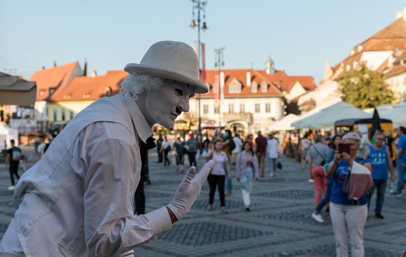 FOTOREPORTAJ de la Festivalul de Teatru de la Sibiu. Când un oraș devine o scenă: spectacole de flamenco pe picioroange, fanfare și Shakespeare