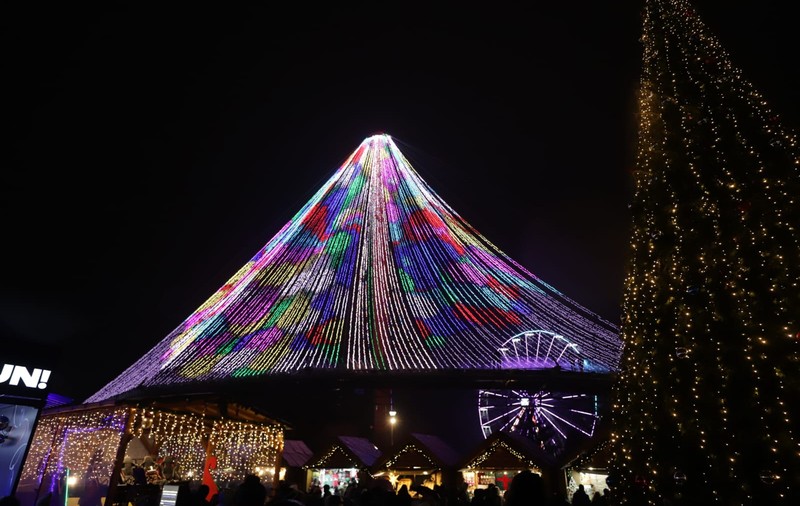 Târgul de Crăciun din Drumul Taberei s-a deschis cu focuri de artificii: frigul și ploaia nu i-au speriat pe bucureșteni