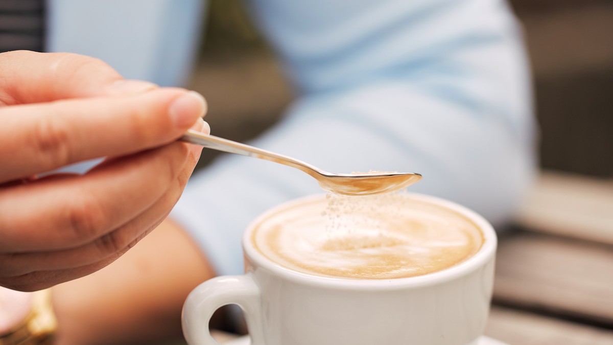 Sarea în cafea. Secretul din spatele obiceiului ciudat