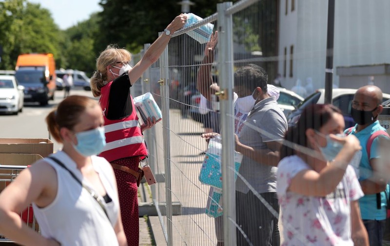 Revoltă în districtul german Gütersloh, băgat din nou în carantină din cauza focarului de COVID-19 de la abator. Localnicii cer tragerea la răspundere a patronului Tönnies