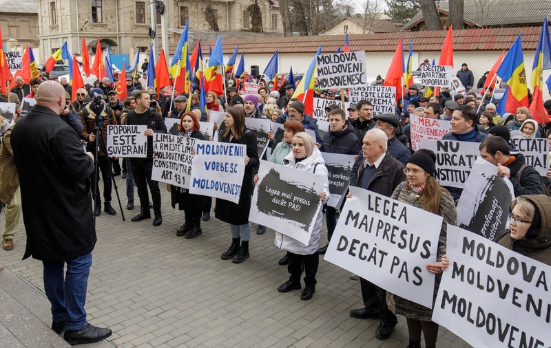 Cum îi ajută pe românii din Ucraina înlocuirea limbii „moldovenești” cu limba română 