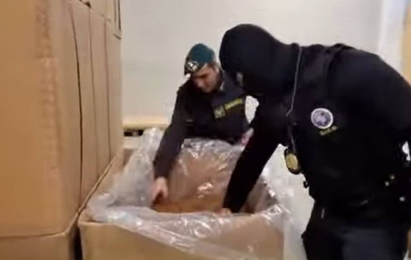 350.000 de euro pe zi: cum au făcut trei moldoveni avere cu o fabrică uriașă de țigări de contrabandă în Italia | VIDEO
