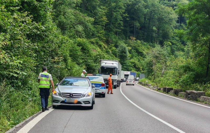 Un Mercedes cu numere de Anglia a blocat DN7 după ce a fost lăsat pe șosea. Cât l-a costat pe șofer „parcarea” pe Valea Oltului și ce explicație le-a dat polițiștilor