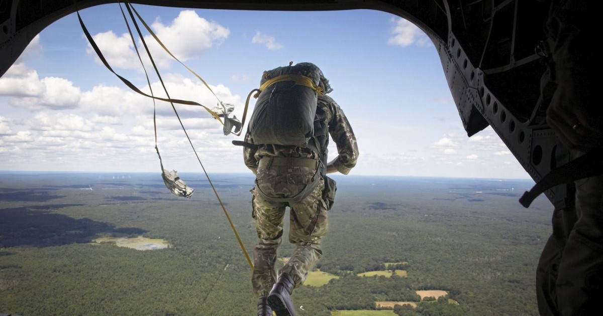 Un parașutist britanic se pregătește să sară dintr-un elicopter, august 2023