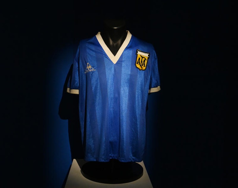 Un tricou de milioane de euro. Suma record cu care a fost cumpărat tricoul lui Maradona din meciul în care a marcat cu „Mâna lui Dumnezeu”