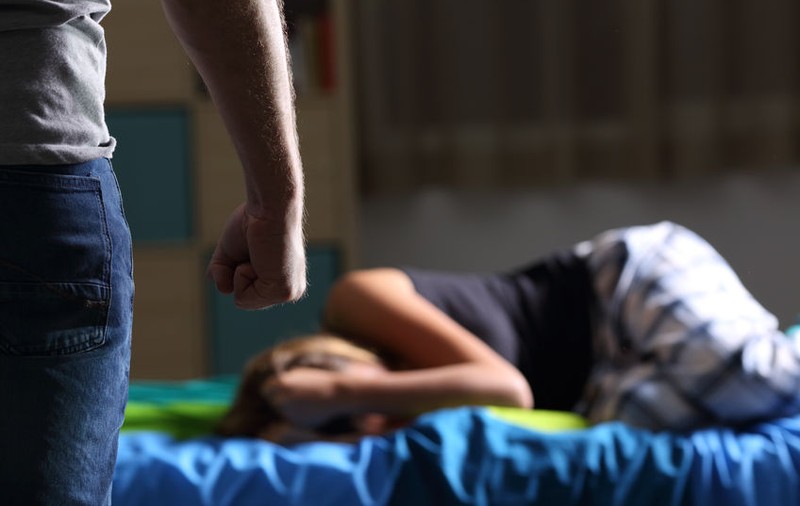 Mărturia șocantă a unei femei din București, victima unui viol. Polițiștii ar fi întrebat-o dacă înțelege că "o să îi distrugă viața" violatorului