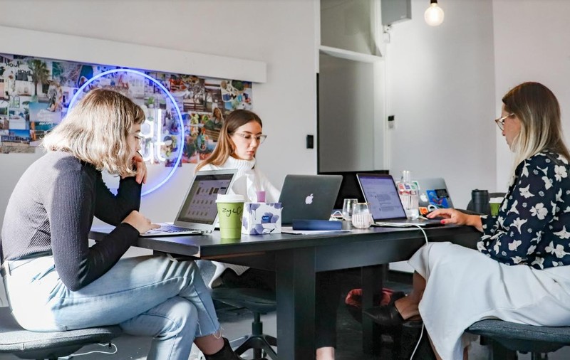 21.000 de joburi noi au fost scoase în piață de start-up-uri și companiile mici. Jumătate dintre acești angajatori afișează salariul în anunțuri