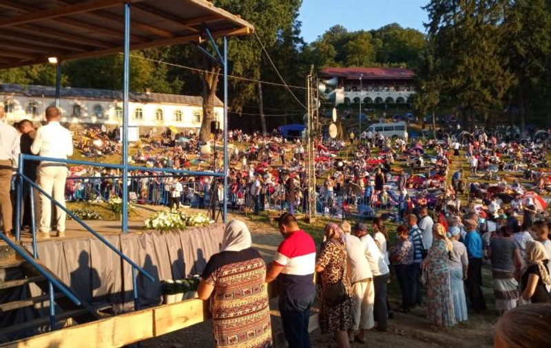 VIDEO | Mii de oameni la Mănăstirea Nicula de Sfânta Maria: "Cât timp îl am pe Tatăl Ceresc lângă mine, nu mi-a fost frică de nimic”