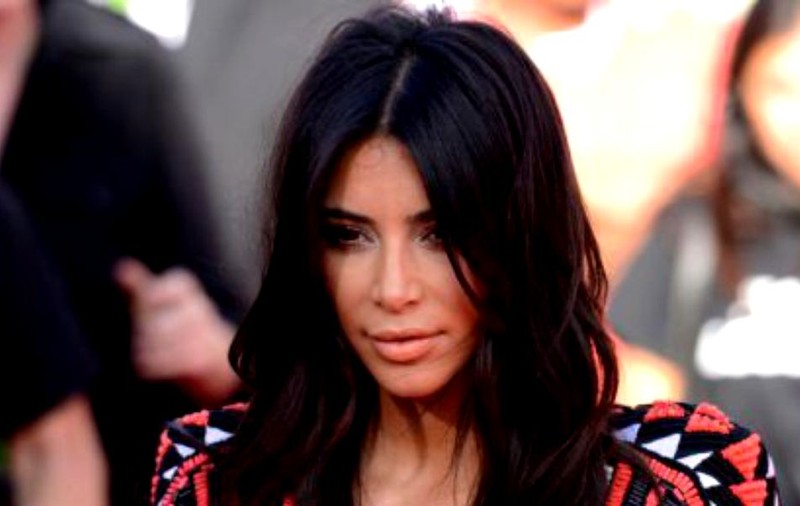 FOTO | Kim Kardashian și-a făcut un selfie sexy, dar fanii au fost mai atenți la ce se vede în spatele ei