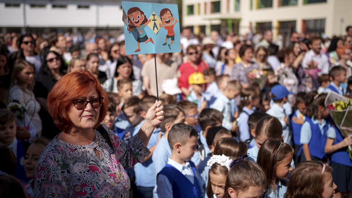 Copii asteapta inceperea Festivitatii de deschidere a noului an scolar 2024-2025, organizata la Scoala Gimnaziala Orizont din Bucuresti, luni, 9 septembrie 2024.