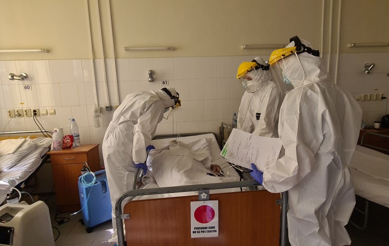 Reportaj din zona roșie de la Spitalul Parhon din Iași. Pacienții pe dializă, infectați cu COVID, tratați în „secția care nu există”
