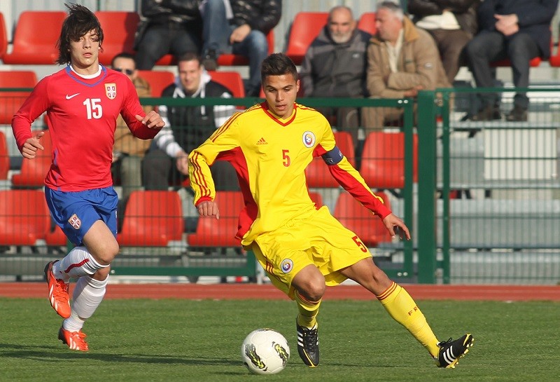Cristian Manea (D), de la reprezentativa U-17 a României si Luka Jovic (S), de la echipa similara a Serbiei, lupta pentru balon in meciul amical disputat la Stara Pazova, Serbia, marti, 25 februarie 2014. ALEKSANDAR DJOROVIC / MEDIAFAX FOTO