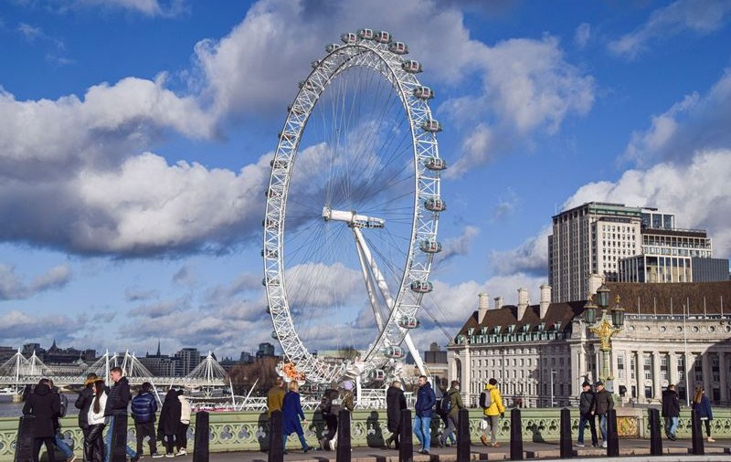 Roata gigantică London Eye și patru poduri au fost blocate din cauza unui pachet suspect