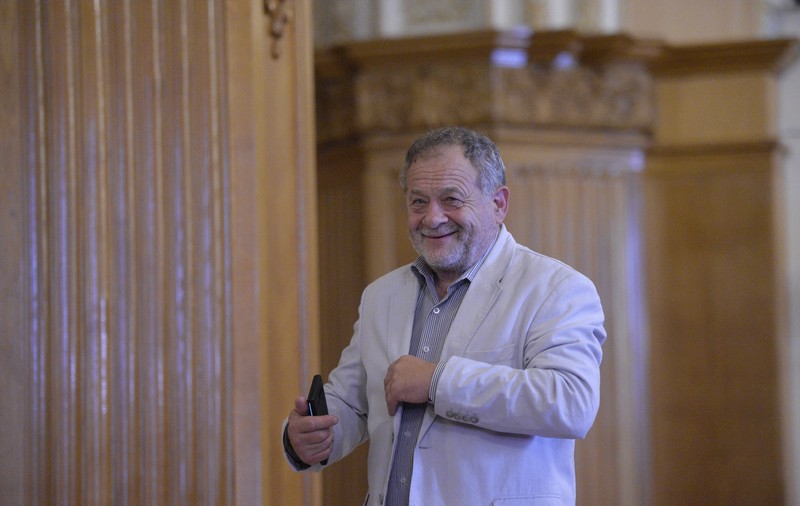 Dumitru Buzatu rămâne în arest preventiv pentru încă 30 de zile. Expertul, acuzat în dosar de trafic de influență, eliberat sub control judiciar