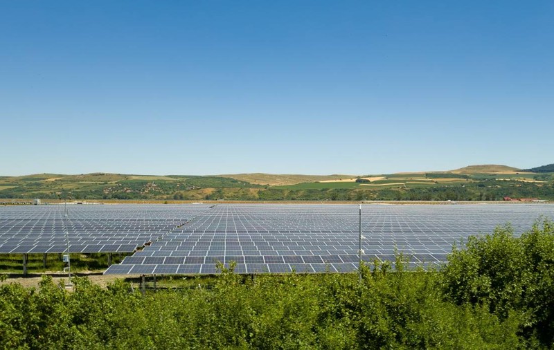România construiește cu 460.000.000 de euro unul dintre cele mai mari parcuri solare din Europa: peste 1.100.000 de panouri vor produce energie cât pentru 650.000 de case