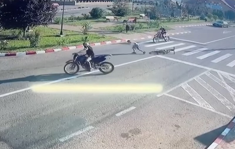 Video cu momentul în care un copil pe bicicletă e lovit pe trecere de doi motocicliști fără permis, la Baia, în Suceava