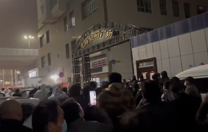 Proteste violente în China după un incendiu cu 10 morți. Oamenii cer renunțarea la blocajele anti-COVID. VIDEO