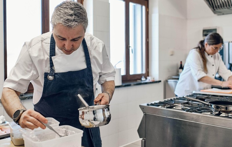 Un cuplu de români deschide în Italia un restaurant în formă de piramidă