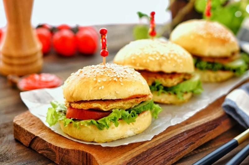 Burger cu omletă