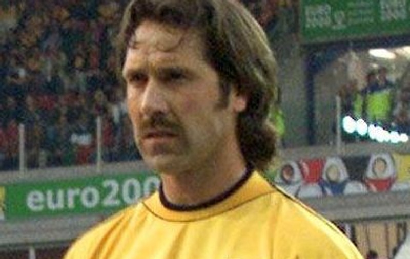 Îl mai ştii pe mustăciosul David Seaman? Şi-a dat mustaţa şi pletele jos şi e ALT OM! 
