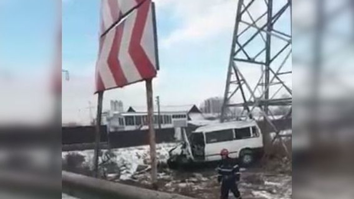 Microbuz cu 9 pasageri, implicat într-un accident terifiant în Bascov, Argeș